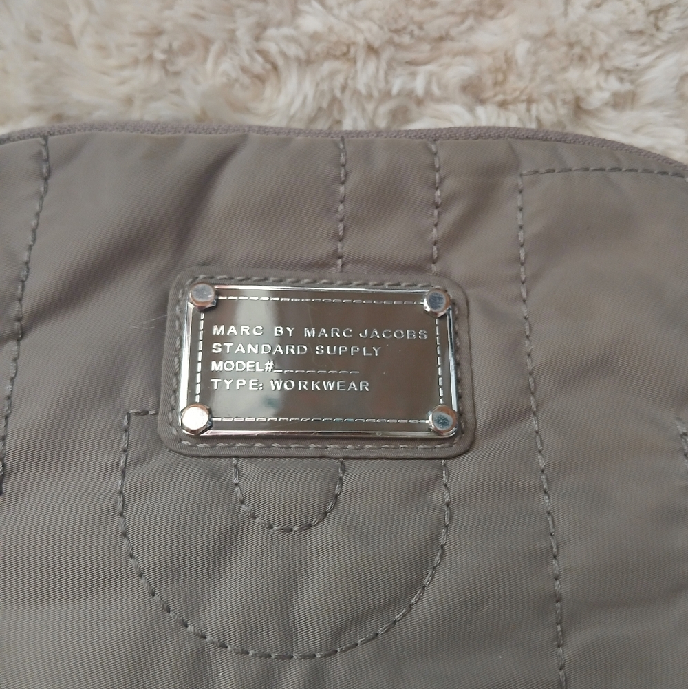 💎 Marc by Marc Jacobs Quilted Tablet Sleeve in Gray Taupe Padded - Picture 7 of 7